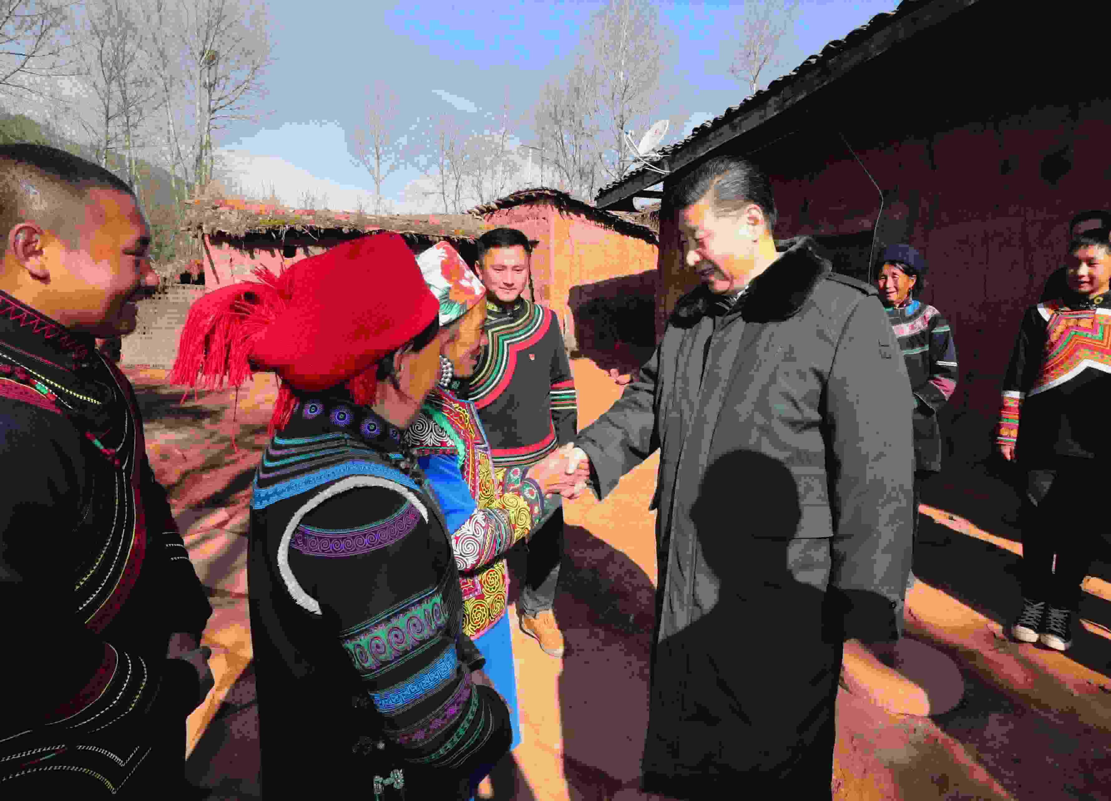 △ 2018年2月11日，習近平總書記驅車2個多小時，從四川西昌市來到位于大涼山深處的昭覺縣三岔河鄉(xiāng)三河村、解放鄉(xiāng)火普村，走進彝族貧困群眾家中，看實情、問冷暖、聽心聲，同當地干部群眾共商精準脫貧之策。