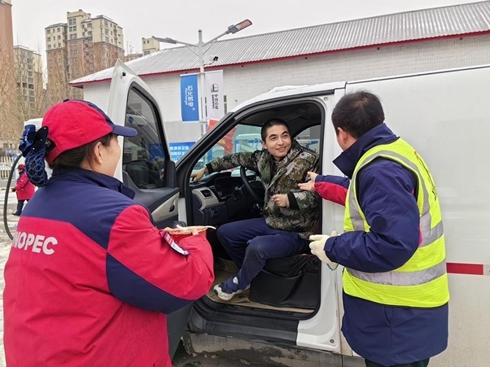 加能站員工為雪天到站充電的司機(jī)送來泡面并邀請他到站里休息。受訪者供圖