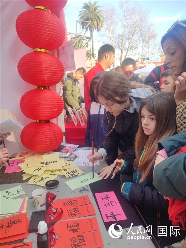 羅馬當(dāng)?shù)孛癖妼?duì)漢字充滿興趣。人民網(wǎng)記者鄭彬攝