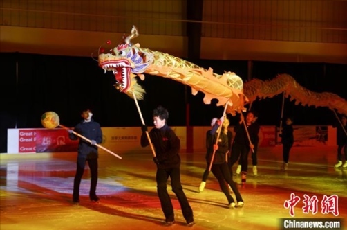 當(dāng)?shù)貢r(shí)間2月17日晚，作為農(nóng)歷甲辰龍年“歡樂(lè)春節(jié)”系列活動(dòng)之一，別具特色的青少年冰上春晚在加拿大多倫多舉行。圖為青少年表演冰上舞龍。 中新社記者 余瑞冬 攝