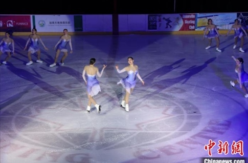 當(dāng)?shù)貢r(shí)間2月17日晚，青少年冰上春晚在加拿大多倫多舉行。圖為曾獲加拿大全國(guó)冠軍的一支青少年花滑隊(duì)進(jìn)行集體自由滑表演。 中新社記者 余瑞冬 攝