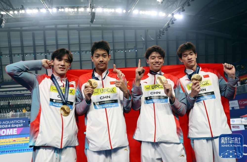2月11日，2024年多哈游泳世錦賽男子4×100米自由泳接力決賽，中國(guó)隊(duì)選手王浩宇、張展碩、季新杰和潘展樂（從左到右）在頒獎(jiǎng)儀式后合影慶祝。新華社記者 雒圓 攝