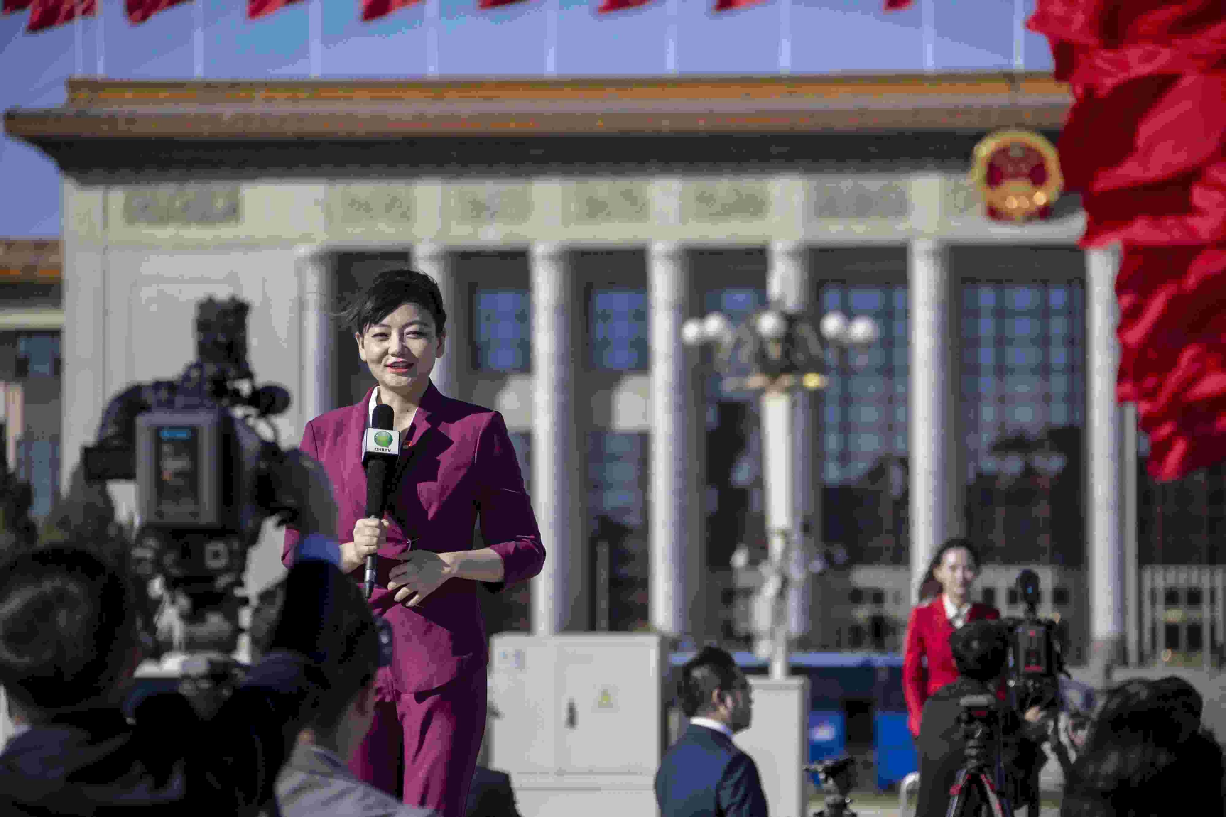 △ 2022年10月22日，北京人民大會(huì)堂，中國(guó)共產(chǎn)黨第二十次全國(guó)代表大會(huì)勝利閉幕，媒體記者戶外進(jìn)行現(xiàn)場(chǎng)報(bào)道。