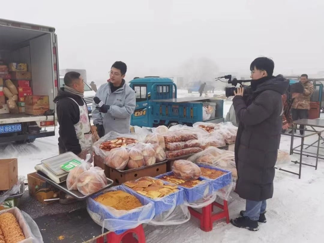 △ 2024年1月1日，在中央廣播電視總臺(tái)中央電視臺(tái)《新年新愿》報(bào)道中，遼寧營(yíng)口鲅魚(yú)圈區(qū)大集賣餅干的小哥憨態(tài)可掬的表情、生機(jī)勃勃的臉龐、充滿煙火氣的新年愿望，讓他火爆出圈。