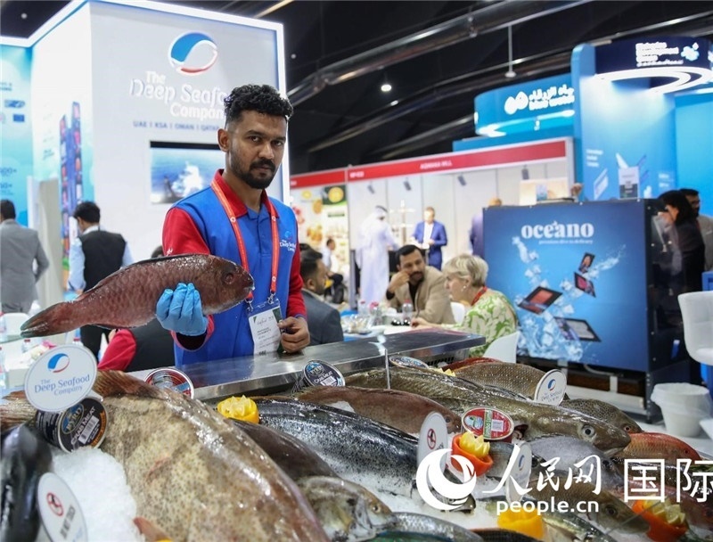 海灣食品展上，一位展商在展示海產(chǎn)品。人民網(wǎng) 塔里克·易卜拉欣攝