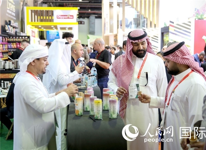 圖為專業(yè)觀眾在海灣食品展飲料展區(qū)參觀。人民網(wǎng) 塔里克·易卜拉欣攝