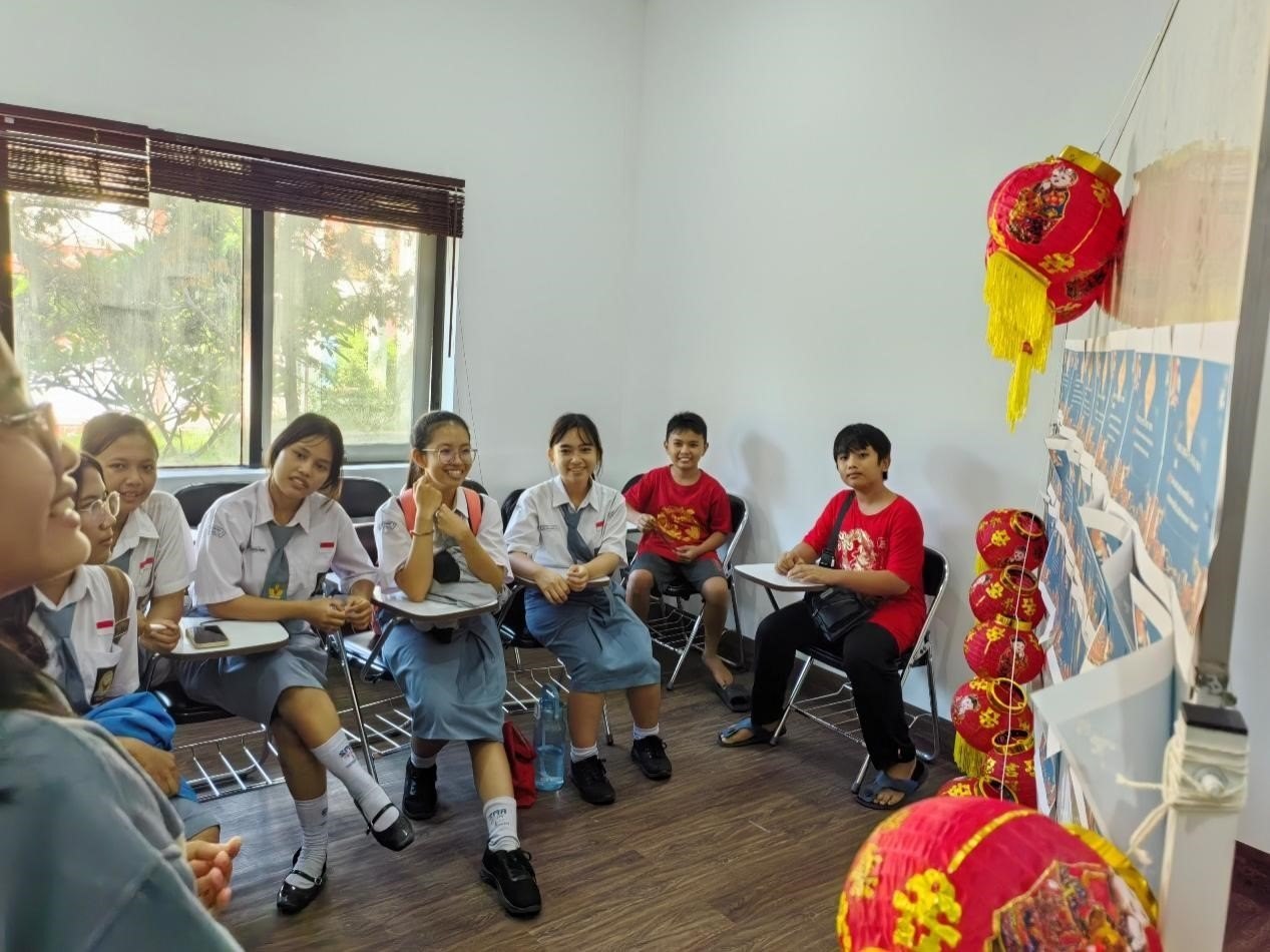 學生們踴躍參與猜燈謎活動。巴陵康孔子學院供圖