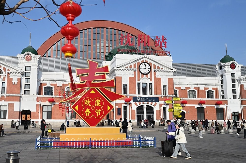 △ 2024年2月17日，沈陽(yáng)站，人們拉著大大小小的行李箱，踏上了龍年新征程。
