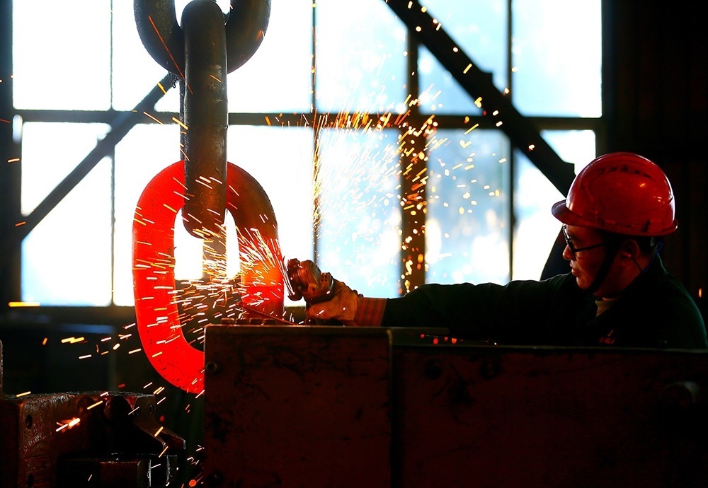 △ 2024年2月17日，青島市，即墨區(qū)靈山街道一家錨鏈企業(yè)，工人正在忙碌。