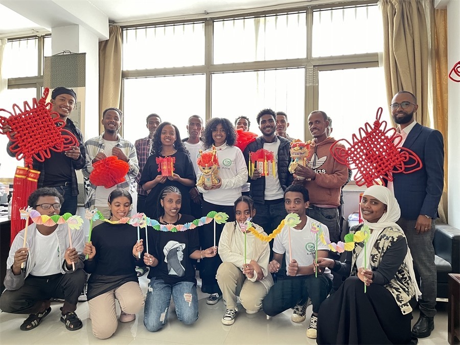 參加活動(dòng)的學(xué)生合影。亞的斯亞貝巴大學(xué)孔子學(xué)院供圖