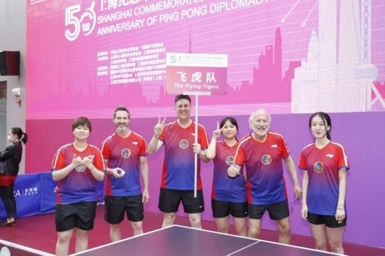 2021年，歐君廷（左三）參加上海紀(jì)念中美乒乓外交50周年活動