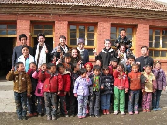 2008年，歐君廷帶領(lǐng)美國大學(xué)生到甘肅一所村辦小學(xué)訪問教課