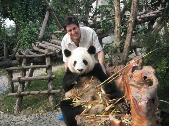 2006年，歐君廷在四川成都和熊貓合影