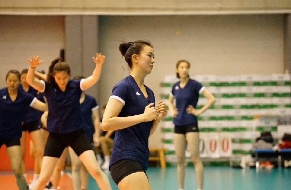 張常寧（右二）在訓(xùn)練中。人民網(wǎng)記者李乃妍攝