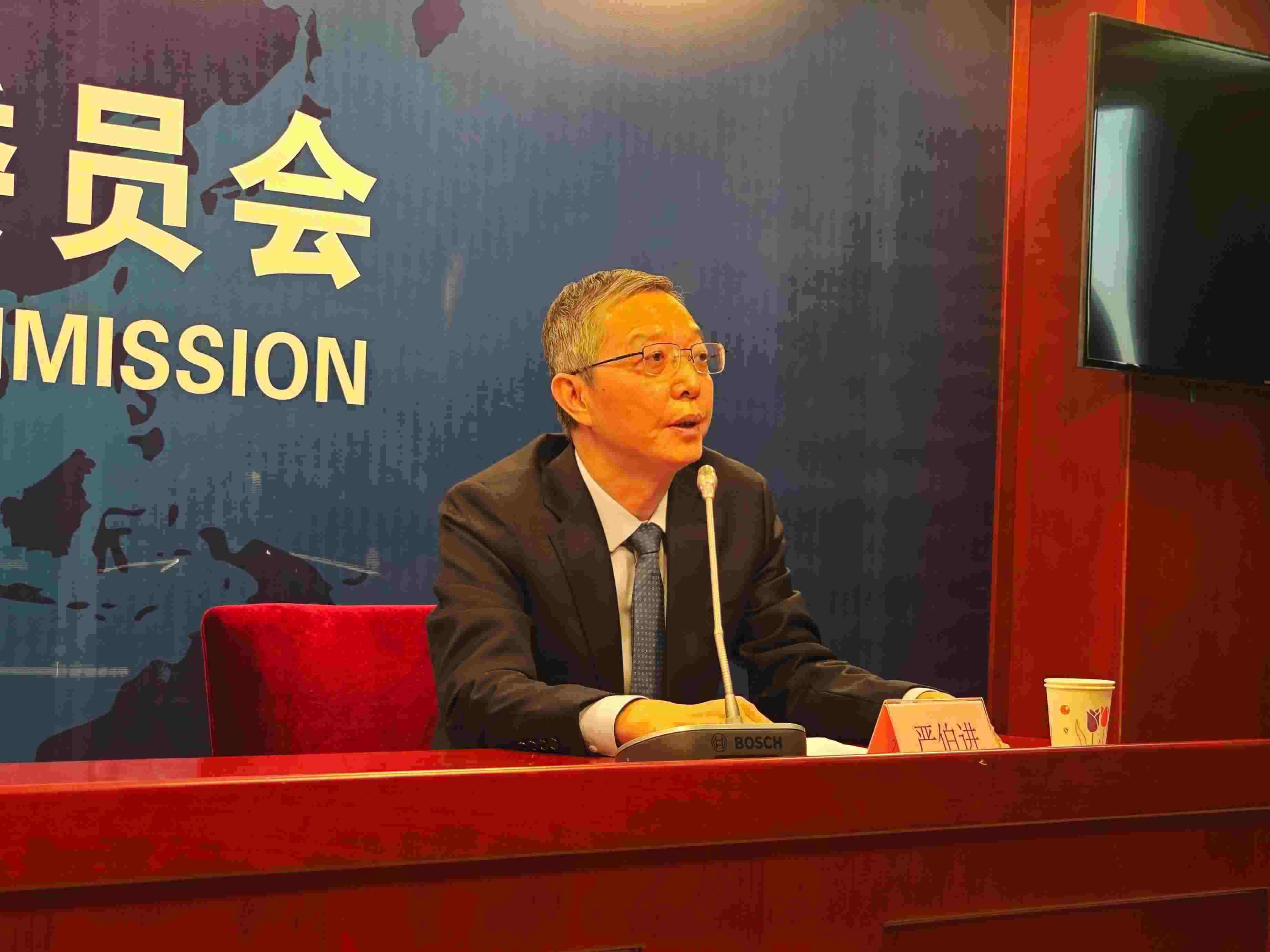 2月23日，嚴(yán)伯進(jìn)在證監(jiān)會(huì)例行新聞發(fā)布會(huì)現(xiàn)場(chǎng)。 人民網(wǎng) 黃盛 攝