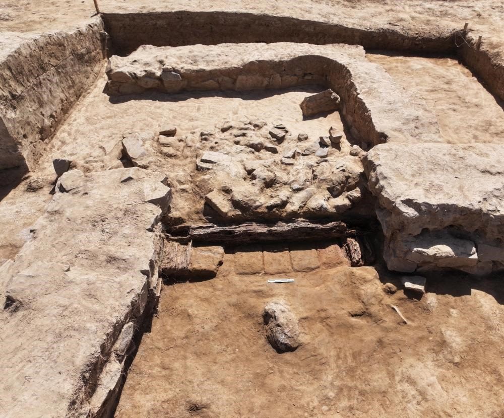 這是都蘭熱水墓群北一區(qū)M37號(hào)（“羊圈墓”）祭祀建筑的木質(zhì)門構(gòu)。