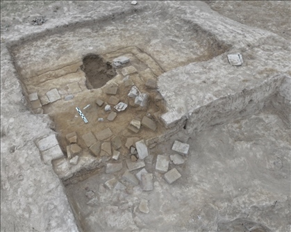 這是都蘭熱水墓群北一區(qū)M37號(hào)（“羊圈墓”）祭臺(tái)的砌磚。