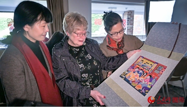 贈(zèng)送舟山漁民畫(huà)。人民網(wǎng) 郭錦標(biāo)攝