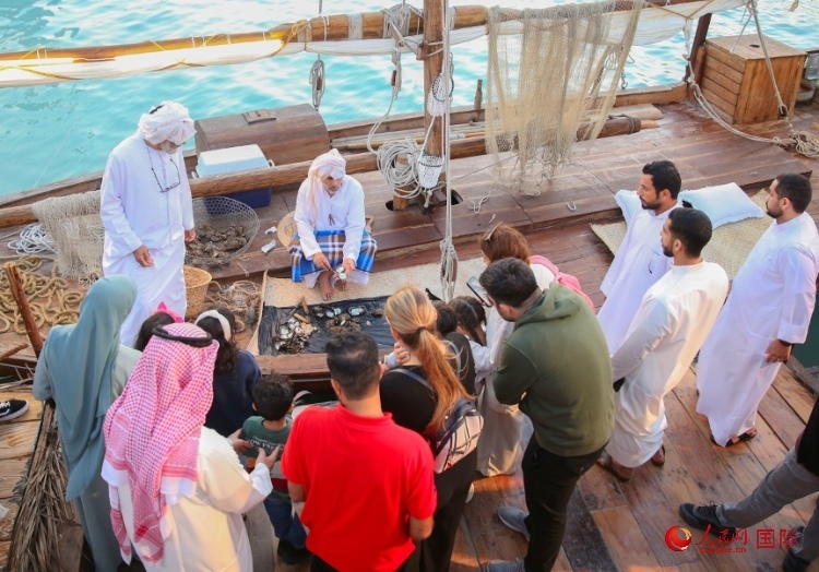 游客了解采珠工作。人民網(wǎng) 塔里克·易卜拉欣攝