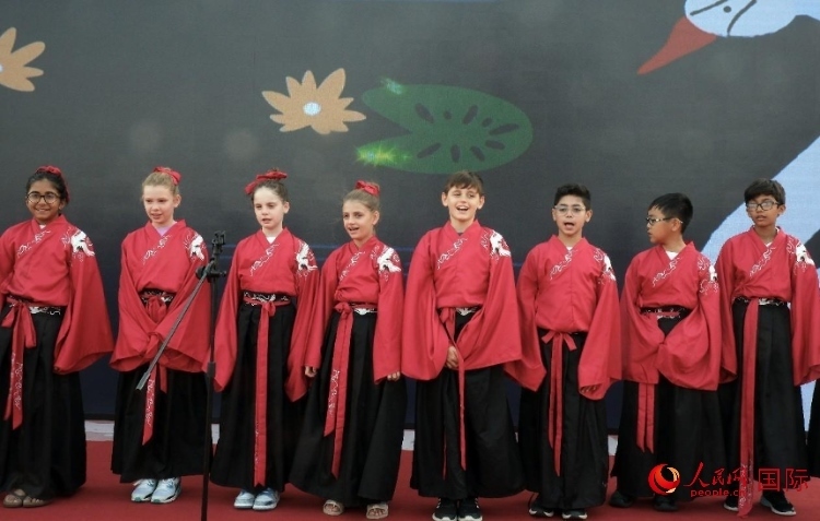 來自世界各地的小朋友一同誦讀中國(guó)古詩。人民網(wǎng) 滕婧含攝