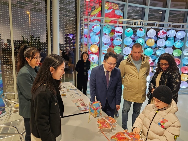 匈牙利小朋友猜燈謎。翟朝暉攝