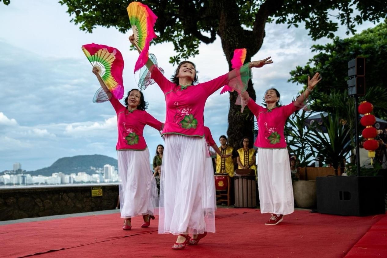 當?shù)貢r間2月24日晚，2024年元宵節(jié)慶?；顒釉诎臀骼锛s熱內(nèi)盧市科帕卡巴納要塞舉辦。巴西山河文化促進中心供圖