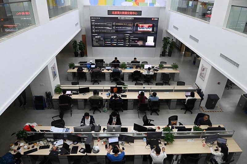 2023年12月12日，中國－東盟信息港股份有限公司員工在工作中。