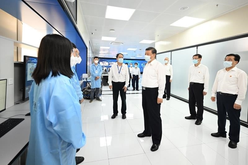 2023年7月6日，習(xí)近平總書記在江蘇南京市考察紫金山實(shí)驗(yàn)室時(shí)，同科研人員親切交流。