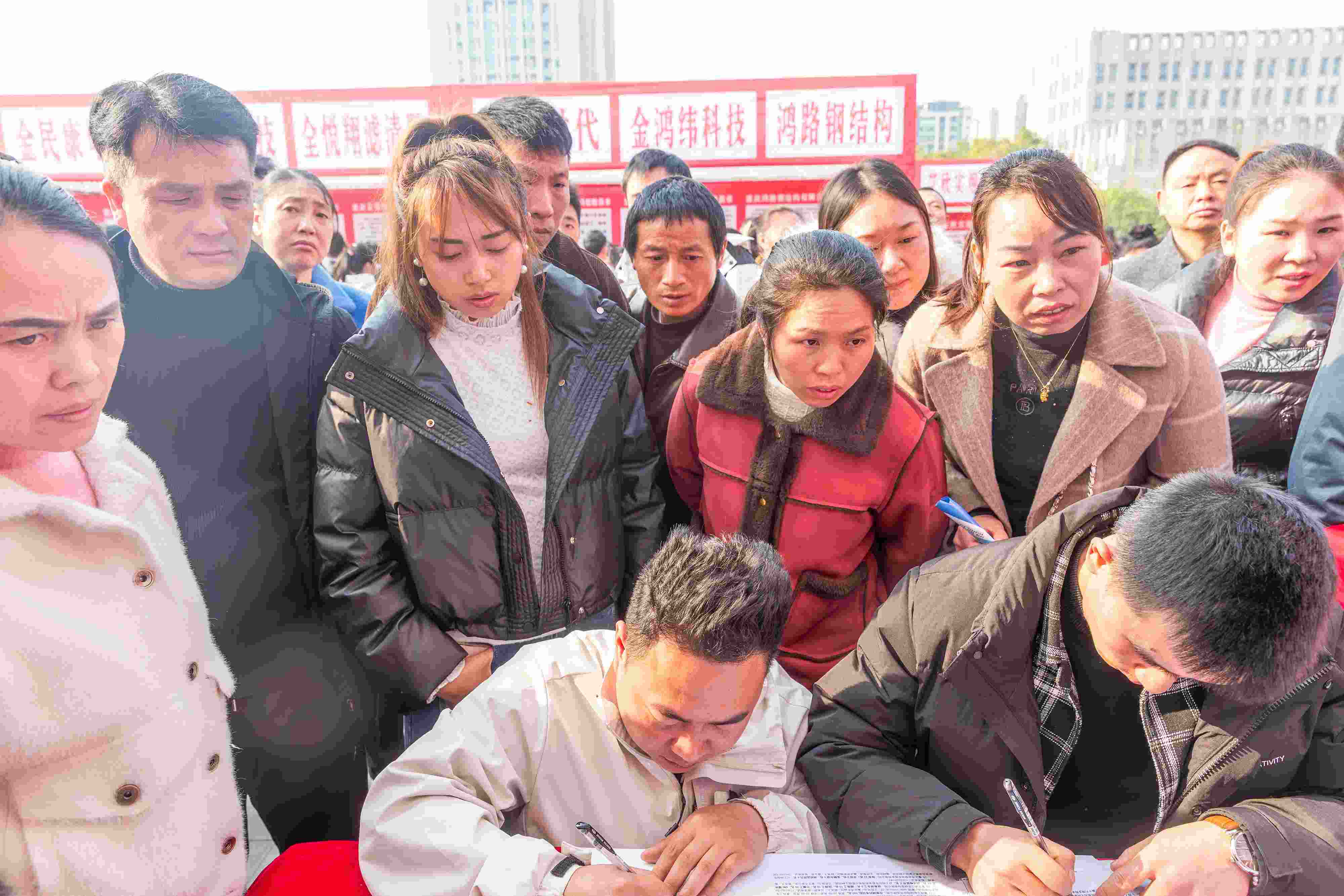 △ 2024年2月19日，重慶市南川區(qū)舉辦2024“春風(fēng)行動”招聘會，為企業(yè)和求職者牽線搭橋，助力務(wù)工人員返崗就業(yè)、企業(yè)復(fù)產(chǎn)復(fù)工。