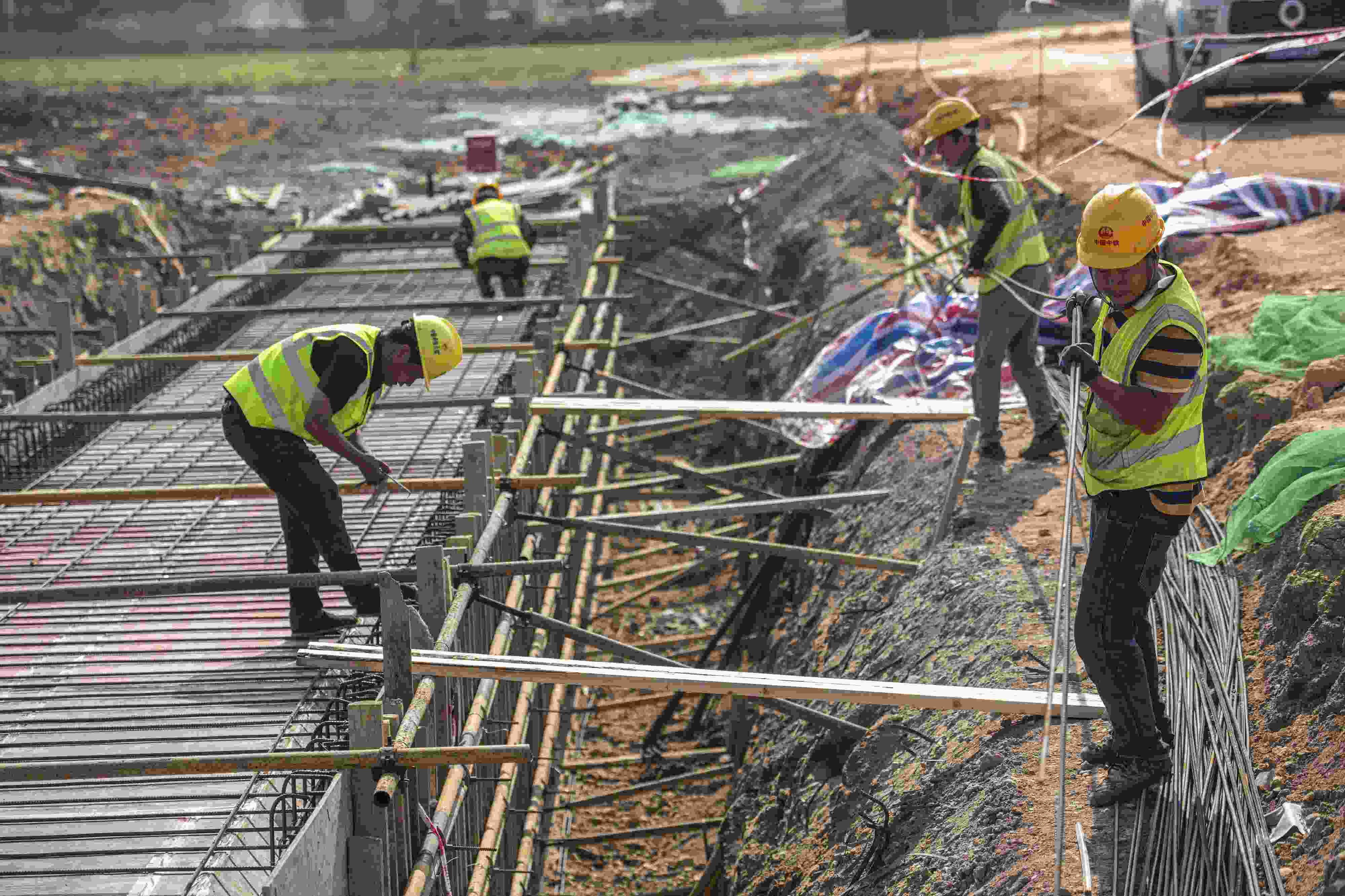 △ 2024年2月20日，海南省瓊海市，工程機(jī)械在博鰲樂城國際醫(yī)療旅游先行區(qū)康健路上加緊施工。