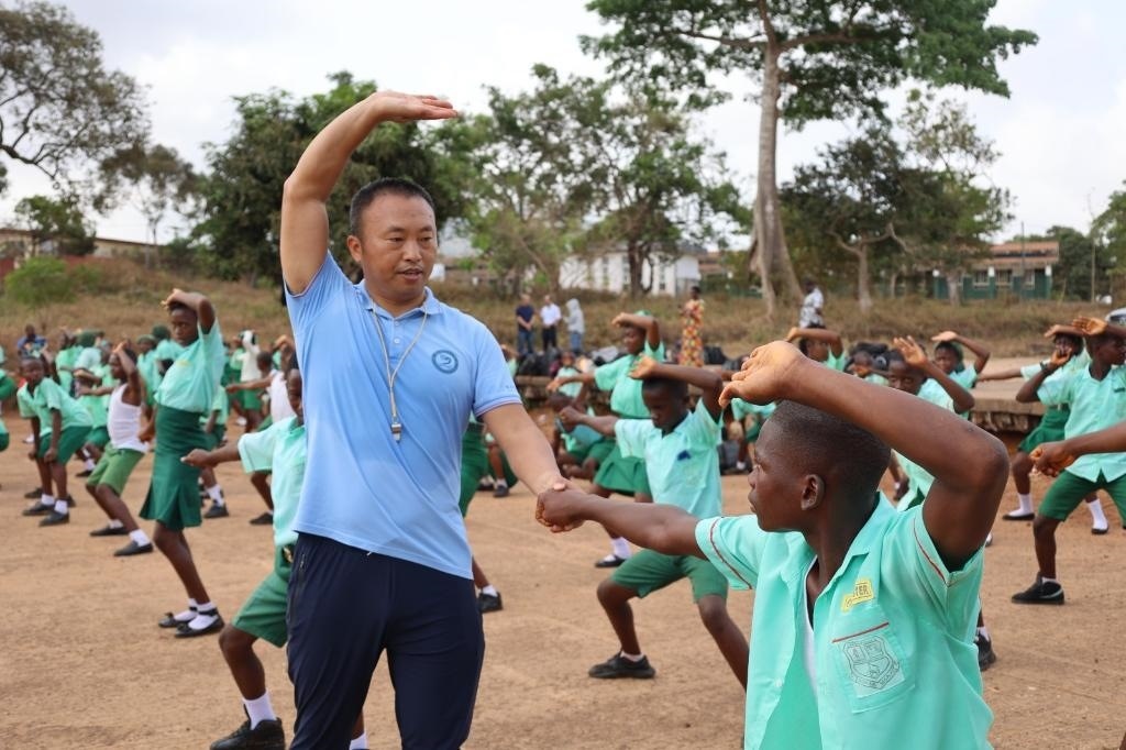 2月20日，在塞拉利昂首都弗里敦，來自塞拉利昂大學孔子學院的武術教師劉偉在為當?shù)貙W生上武術課。