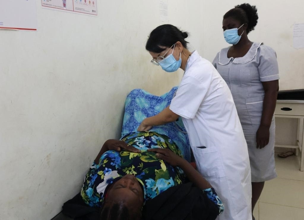 2023年2月27日，在塞拉利昂首都弗里敦，一名中國醫(yī)療隊的醫(yī)生正在為患者檢查身體。