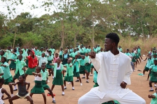 2月20日，在塞拉利昂首都弗里敦，當(dāng)?shù)貙W(xué)生在上武術(shù)課。