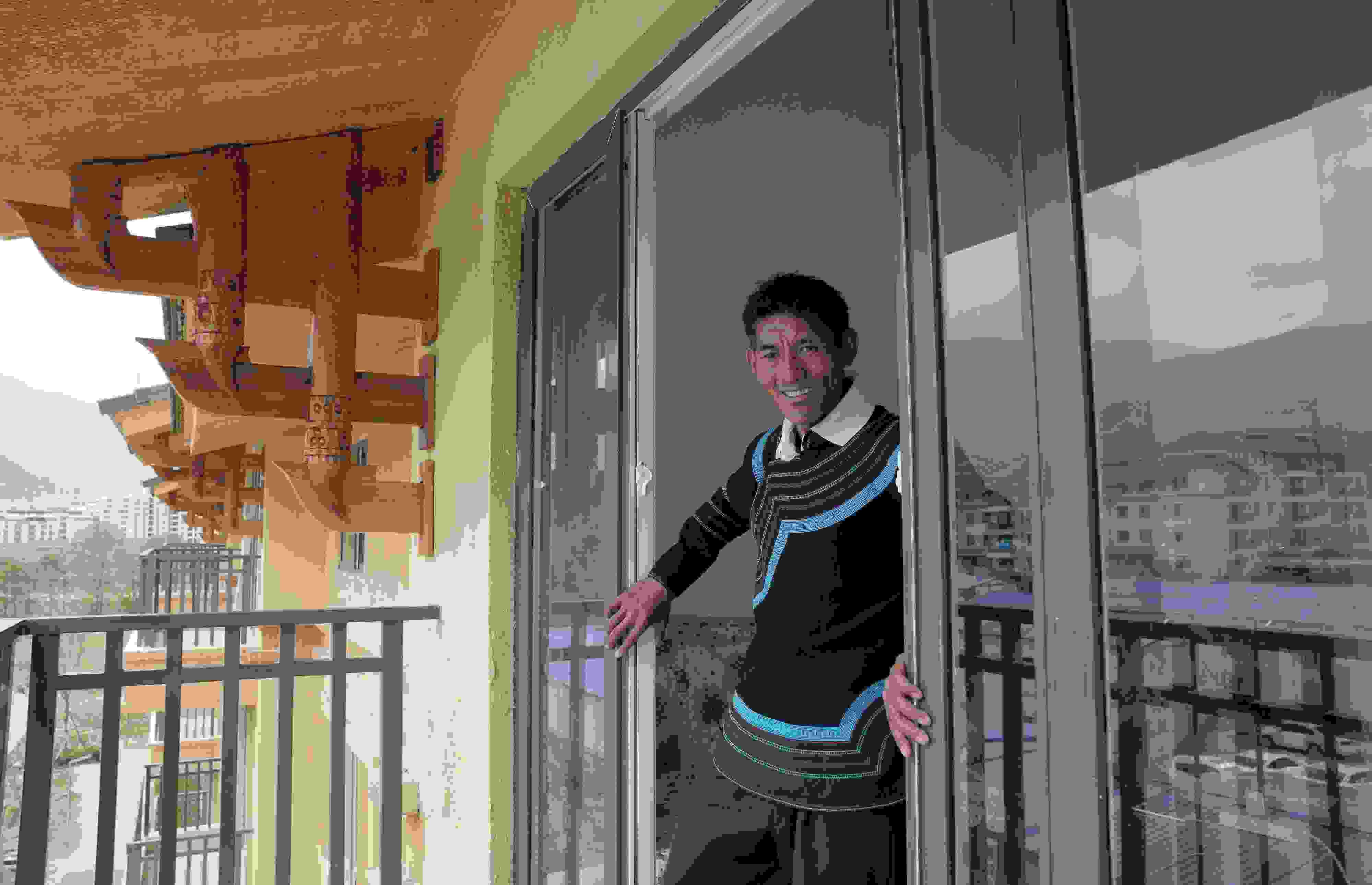 2020年5月14日，四川涼山彝族自治州昭覺(jué)縣，“懸崖村”村民某色伍哈入住新房。