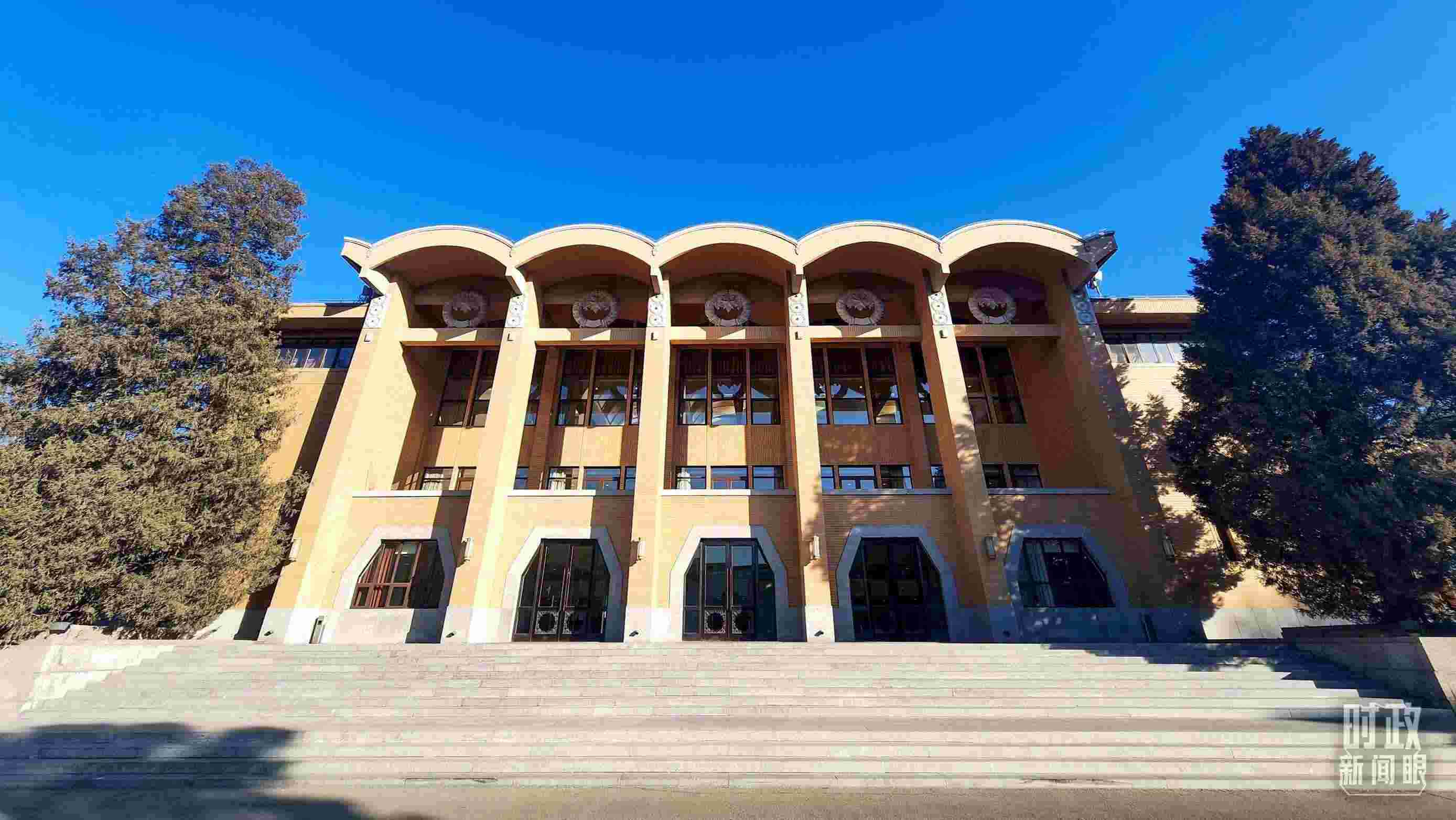 △2024年春季學(xué)期中央黨校（國家行政學(xué)院）中青年干部培訓(xùn)班3月1日上午在中央黨校開班。（總臺(tái)央視記者劉琦拍攝）