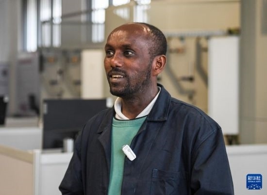 2月15日，在亞的斯亞貝巴的埃塞俄比亞聯(lián)邦職業(yè)技術(shù)培訓(xùn)學(xué)院，魯班工坊當(dāng)?shù)亟處熂s納斯·阿凱萊（中文名艾友涵）接受新華社采訪。