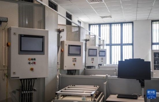 這是2月15日在亞的斯亞貝巴的埃塞俄比亞聯(lián)邦職業(yè)技術(shù)培訓(xùn)學(xué)院魯班工坊內(nèi)拍攝的機(jī)電一體化設(shè)備。