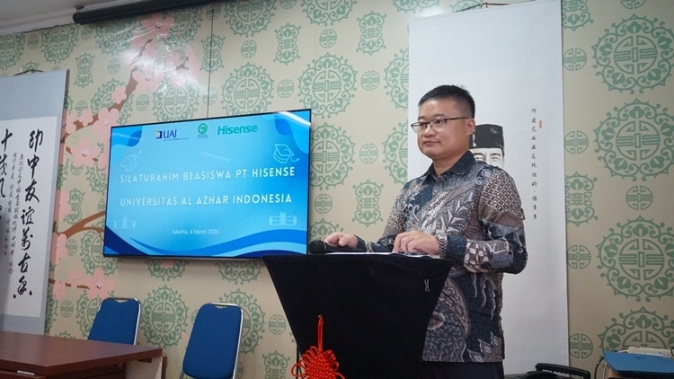 海信印尼公司總經(jīng)理李現(xiàn)委致辭。阿拉扎大學(xué)孔子學(xué)院供圖