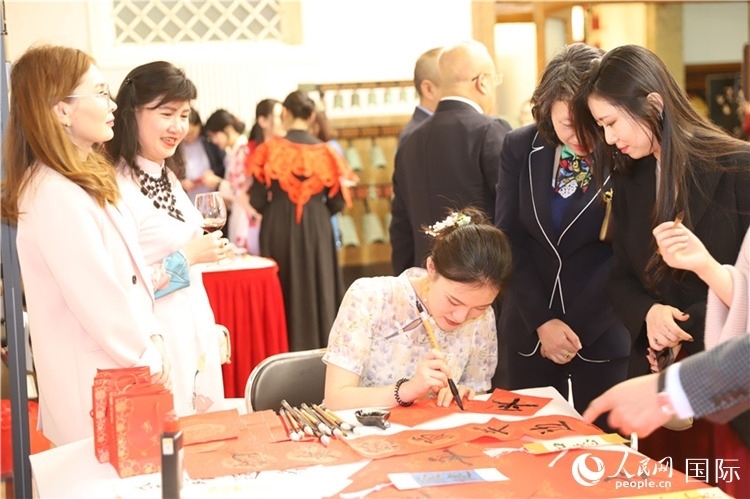 現(xiàn)場(chǎng)書法體驗(yàn)。人民網(wǎng)記者 霍文攝