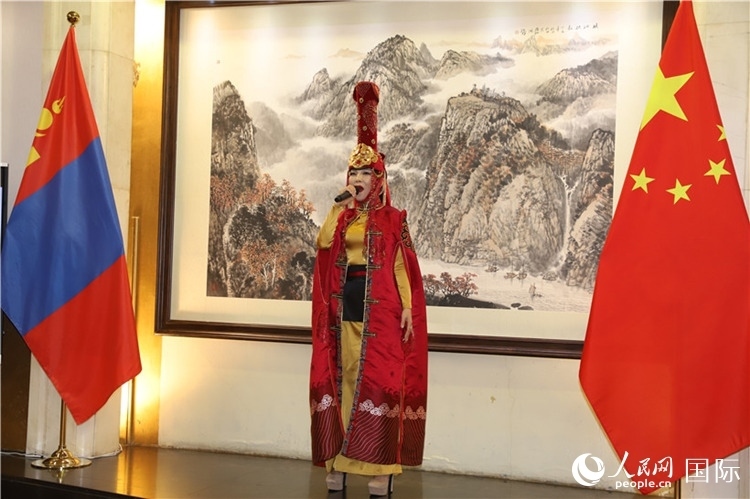 呼麥演唱。人民網(wǎng)記者 霍文攝