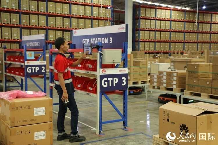 華為5G智能倉庫里，工作人員正在利用智能系統(tǒng)辦公。人民網(wǎng)記者 曹師韻攝