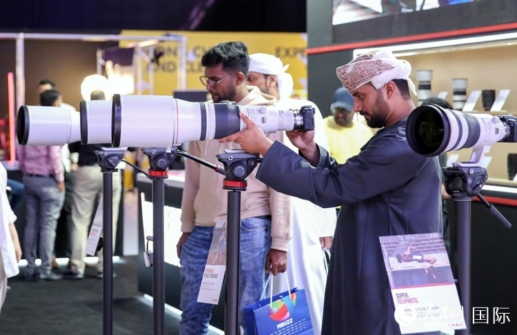 參觀者在體驗攝影設備。人民網塔里克·易卜拉欣攝