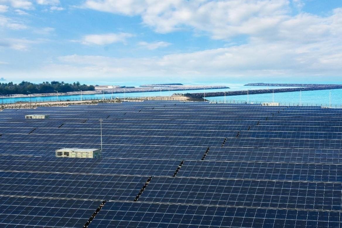 項目廣泛采用光伏補償發(fā)電系統(tǒng)，降低能源消耗。山東電建三公司供圖