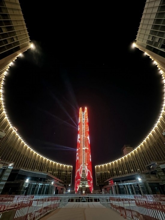  2024年2月9日，埃及開羅以東建設(shè)中的埃及新行政首都中央商務(wù)區(qū)項(xiàng)目上演燈光秀，迎接龍年春節(jié)。新華社發(fā)（黎炳宏攝）