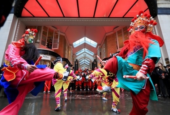  2024年2月10日，來自廣東普寧的英歌舞團(tuán)演員在英國倫敦伯靈頓拱廊街表演英歌舞。新華社記者 李穎 攝