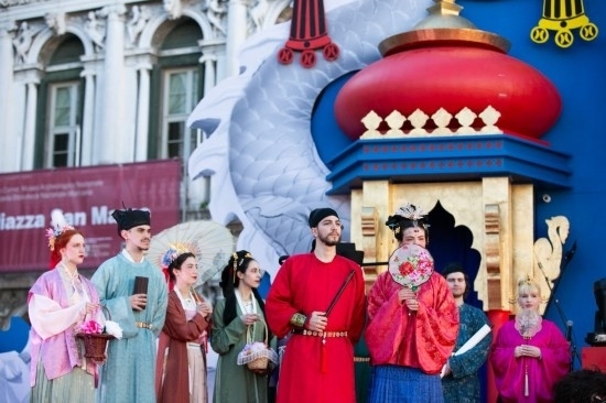  2024年2月13日，在意大利威尼斯，志愿者身著漢服進(jìn)行表演。新華社記者 李京 攝