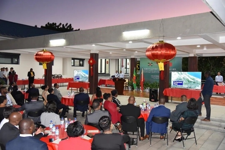 當(dāng)?shù)貢r(shí)間3月13日，慶祝中國與多米尼克建交20周年招待會(huì)在中國駐多大使館舉行。中國駐多米尼克大使館供圖