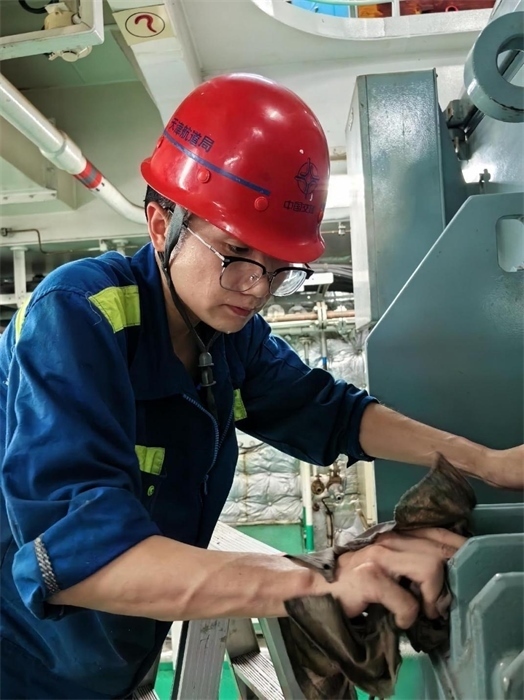 “天鯤號”工作人員正在對設(shè)備進行清潔維護。“天鯤號”供圖