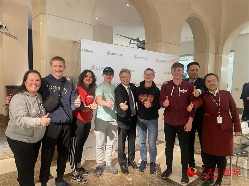 師生們出發(fā)前與國(guó)航工作人員合影留念。人民網(wǎng)記者 鄧圩攝