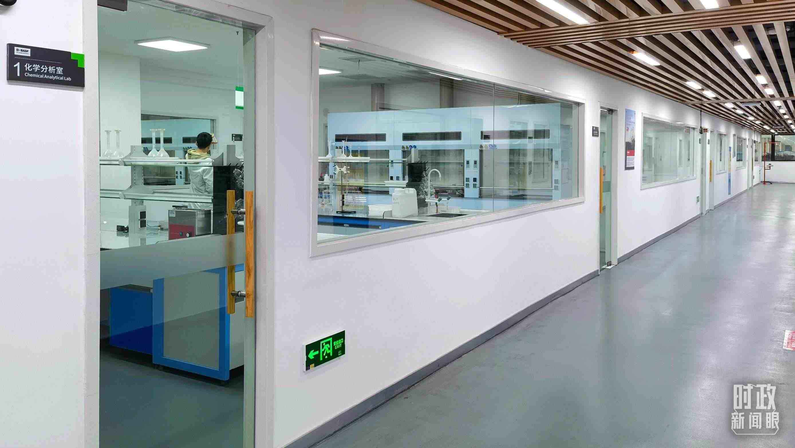△巴斯夫杉杉電池材料有限公司化學(xué)分析室。（總臺央視記者石丞拍攝）